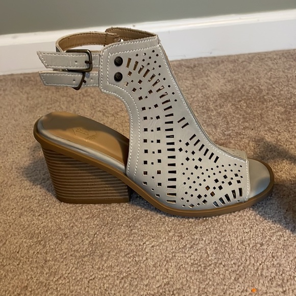 True Craft Woman’s Open-Toed Block Heel 3” Tan Sz 7.5 EUC - Picture 3 of 8